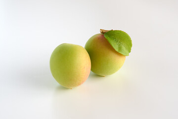 梅の実を白背景で