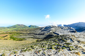 登山道から見た初夏の砂千里ヶ浜と阿蘇山火口　熊本県阿蘇市　Sunasenrigahama and Mt. Aso crater in early summer seen from the mountain trail. Kumamoto-ken Aso city.