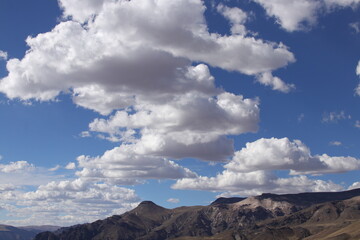 Fototapeta na wymiar Montañas y paisajes naturales en la sierra peruana 