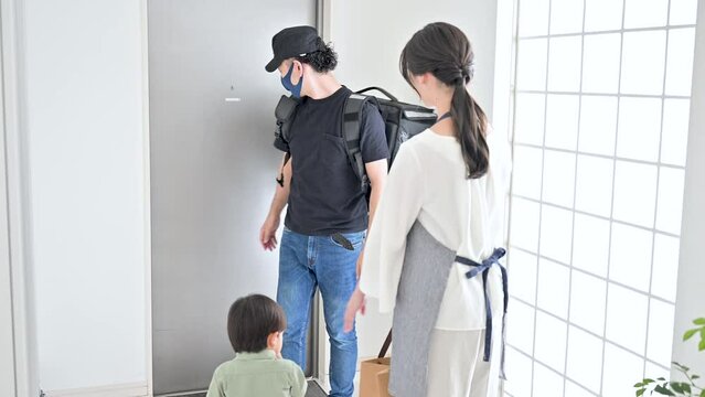デリバリーする人の動画　マスクあり	
