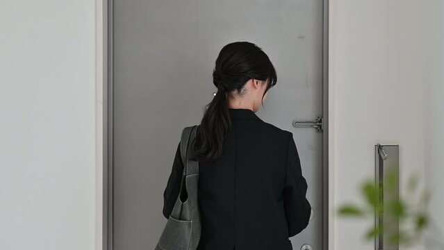 出社後にストレスでため息出ちゃう人
