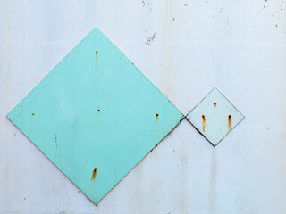 The wall surface is decorated with two square plates attached to it, stretched with bolts for a long time, so there is rust.