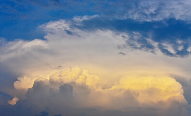 Fototapeta na wymiar Nice clouds with blue sky background