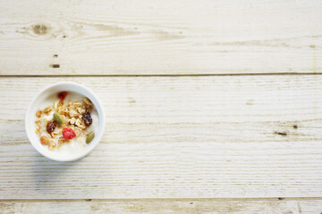 フルーツグラノラトッピングのヨーグルト