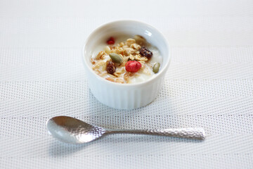 フルーツグラノラトッピングのヨーグルト