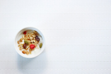 フルーツグラノラトッピングのヨーグルト