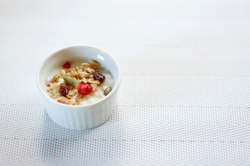 フルーツグラノラトッピングのヨーグルト