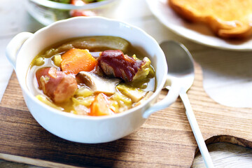 ソーセージと野菜のポトフとサラダ　野菜スープ