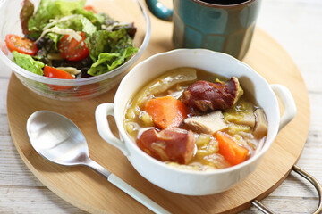 ソーセージと野菜のポトフとサラダ