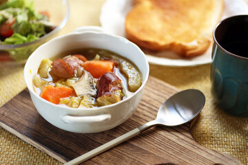 ソーセージと野菜のポトフにサラダとトーストのランチ