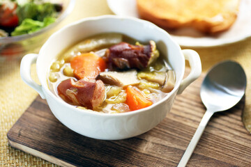 ソーセージと野菜のポトフにサラダとトーストのランチ