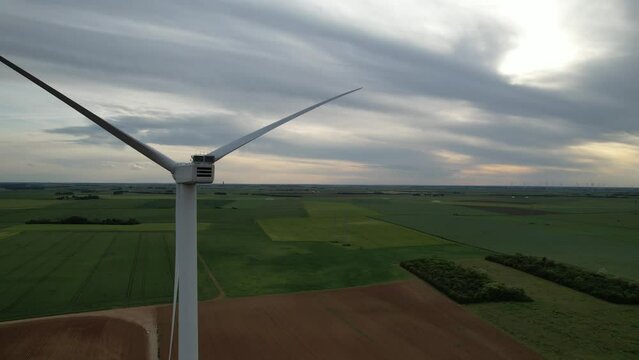 Vid&eacute;o d'&eacute;olienne, en France. plac&eacute;es des les champs. r&eacute;gion parisienne