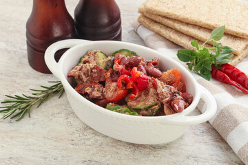 Tuna salad with bean and tomato