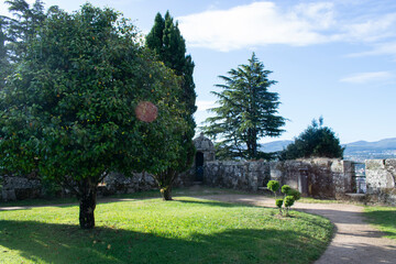 Parques al aire libre en una montaña en primavera.