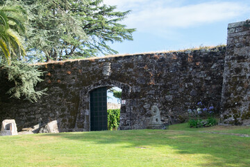 Fototapeta na wymiar Muralla antigua con entrada de un fuerte.