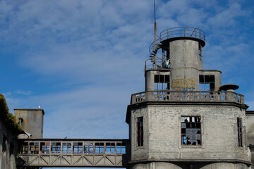 Edificios abandonados de fábricas con enredaderas.