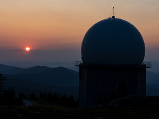 Fototapeta na wymiar Radar im Sonnenuntergang am Großen Arber