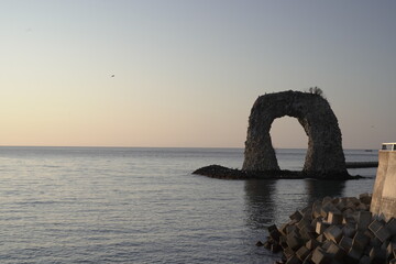 朝日を浴びる奥尻島の鍋釣岩