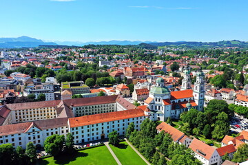 Fototapeta na wymiar Luftbild von Kempten mit Basilika Sankt Lorenz bei schönem Wetter