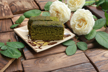 手作り抹茶カステラと白いバラ