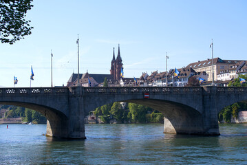 Obraz premium Skyline of the old town of Basel with famous Basler Münster (Basler Minster) and Middle Rhine Bridge on a sunny spring day. Photo taken May 11th, 2022, Basel, Switzerland.
