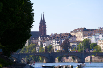 Fototapeta premium Skyline of the old town of Basel with famous Basler Münster (Basler Minster) and Middle Rhine Bridge on a sunny spring day. Photo taken May 11th, 2022, Basel, Switzerland.