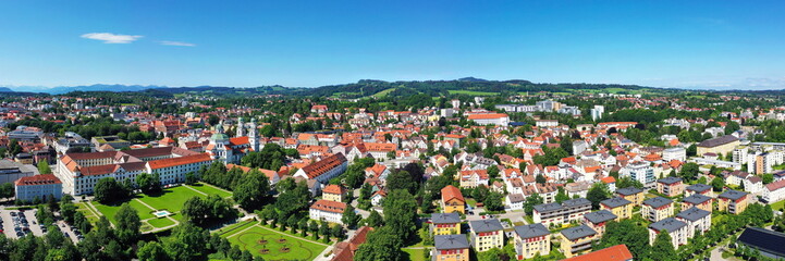 Luftbild von Kempten mit Basilika Sankt Lorenz bei schönem Wetter