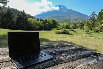 富士山の見える公園でのテレワーク（ワーケーション）　イメージ　remote working at the foot of mount Fuji