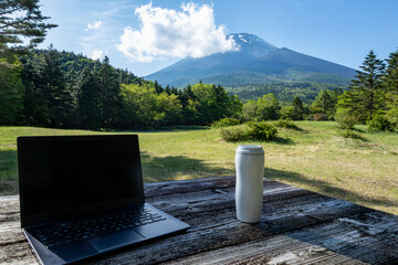 富士山の見える公園でのテレワーク（ワーケーション）　イメージ　remote working at the foot of mount Fuji