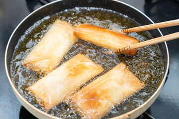 春巻きを作っている写真。手作り料理のイメージ。