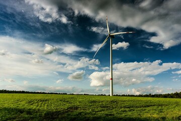 Turbina wiatrowa na tle błękitnego nieba. - obrazy, fototapety, plakaty
