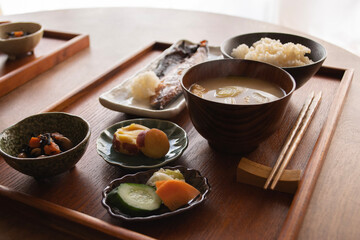 一汁三菜スタイルの健康的な日本の伝統的朝食。