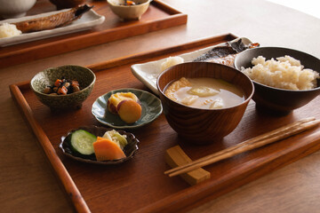 一汁三菜スタイルの健康的な日本の伝統的朝食。