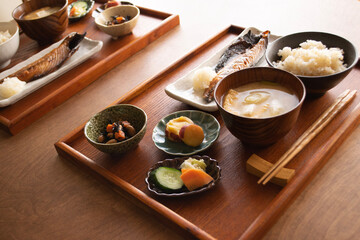 Fototapeta na wymiar 一汁三菜スタイルの健康的な日本の伝統的朝食。