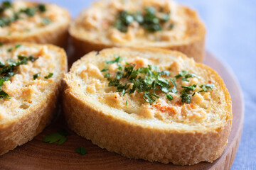 木製プレートに添えられた明太子フランスのクローズアップ