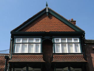 Obraz premium Traditional house with wooden structure and tiled facade. Historic city of Salisbury. England. United Kingdom.