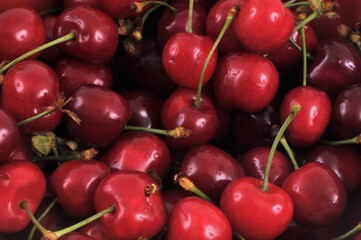 Cerises entassées en vrac en gros plan
