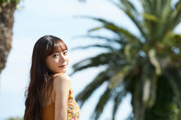 リゾートを楽しむ若い女性