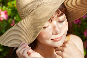 リゾートを楽しむ若い女性