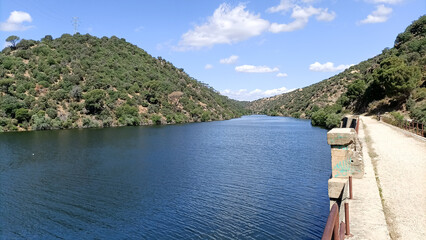 Sunny day at the Picadas reservoir, in the Community of Madrid.
