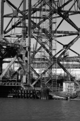 Obraz premium old bridge in the city in black and white