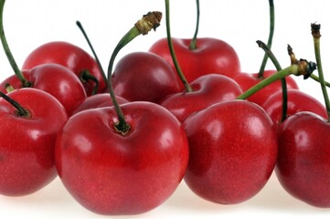 Cerises en gros plan sur fond blanc