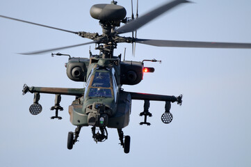 Fototapeta na wymiar 陸上自衛隊 戦闘ヘリコプター AH-64D