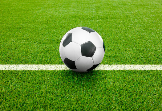 Soccer Fußball auf einer Linie auf dem Fußballrasen
