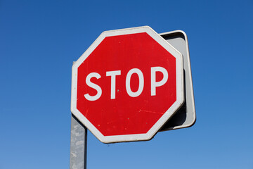 Panneau de signalisation stop français de forme octogonale indiquant aux automobilistes de marquer un arrêt avec leur véhicule
