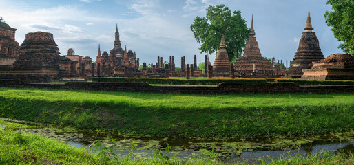 Obraz premium Wat Mahathat Temple in the precinct of Sukhothai Historical Park, Thailand.