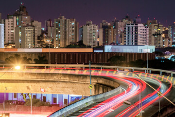Paisagem noturna da cidade,ponte com rastro de luzes dos carros e ao fundo os prédios com luzes acesas , Piracicaba-SP-Brasil.