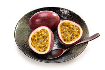 半分にカットしたトロピカルフルーツのパッションフルーツ