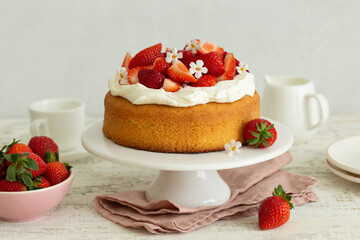 vanilla strawberry cake - 508963799