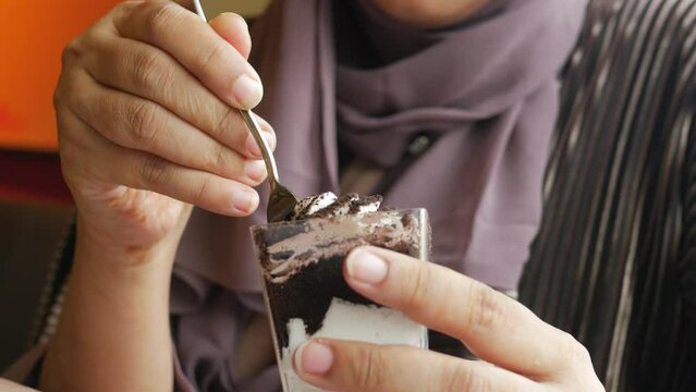  women eating chocolate cheese cakes parfait 